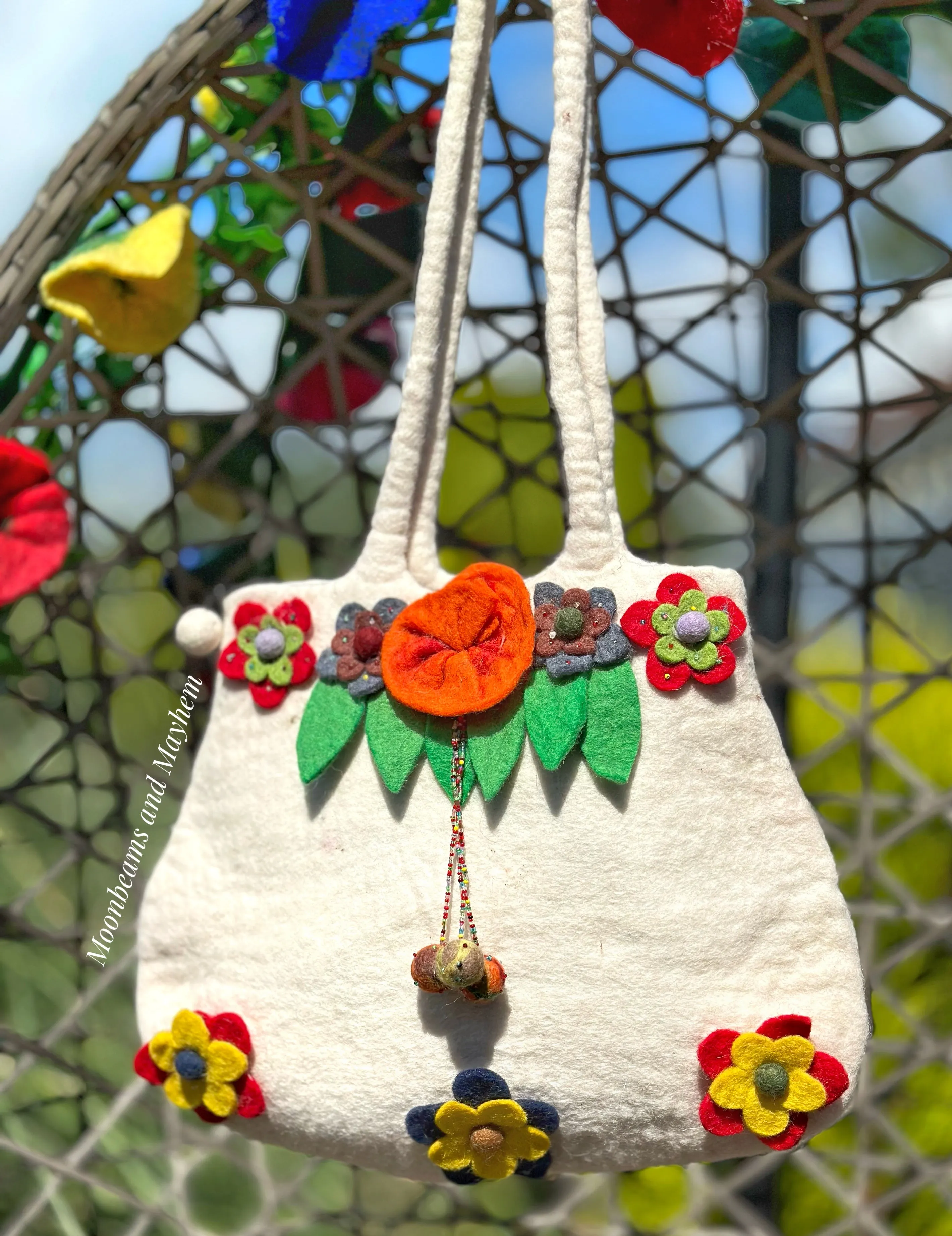 ENCHANTING DAISY WHITE FELTED BLOSSOM BAG